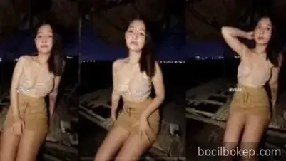 Cewek Cantik Mau Dientot Liar di Gubuk Malam-malam