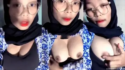 Cewek Cantik Wajah Nakal Pamer Tete Besar Live