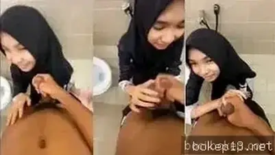 Diem-diem Kasih Temen Kuliah Coba Kontol di Toilet Kampus
