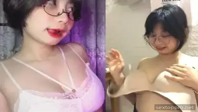 Kamu yang berkacamata chubby suka menunjukkan barang dengan sangat baik.