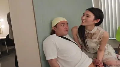 Pesona cewek cantik yang doyan godain cowok muda