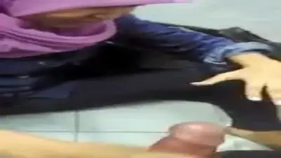 Ukhti Hijab Pink Cantik Isap Batang Pria Crot